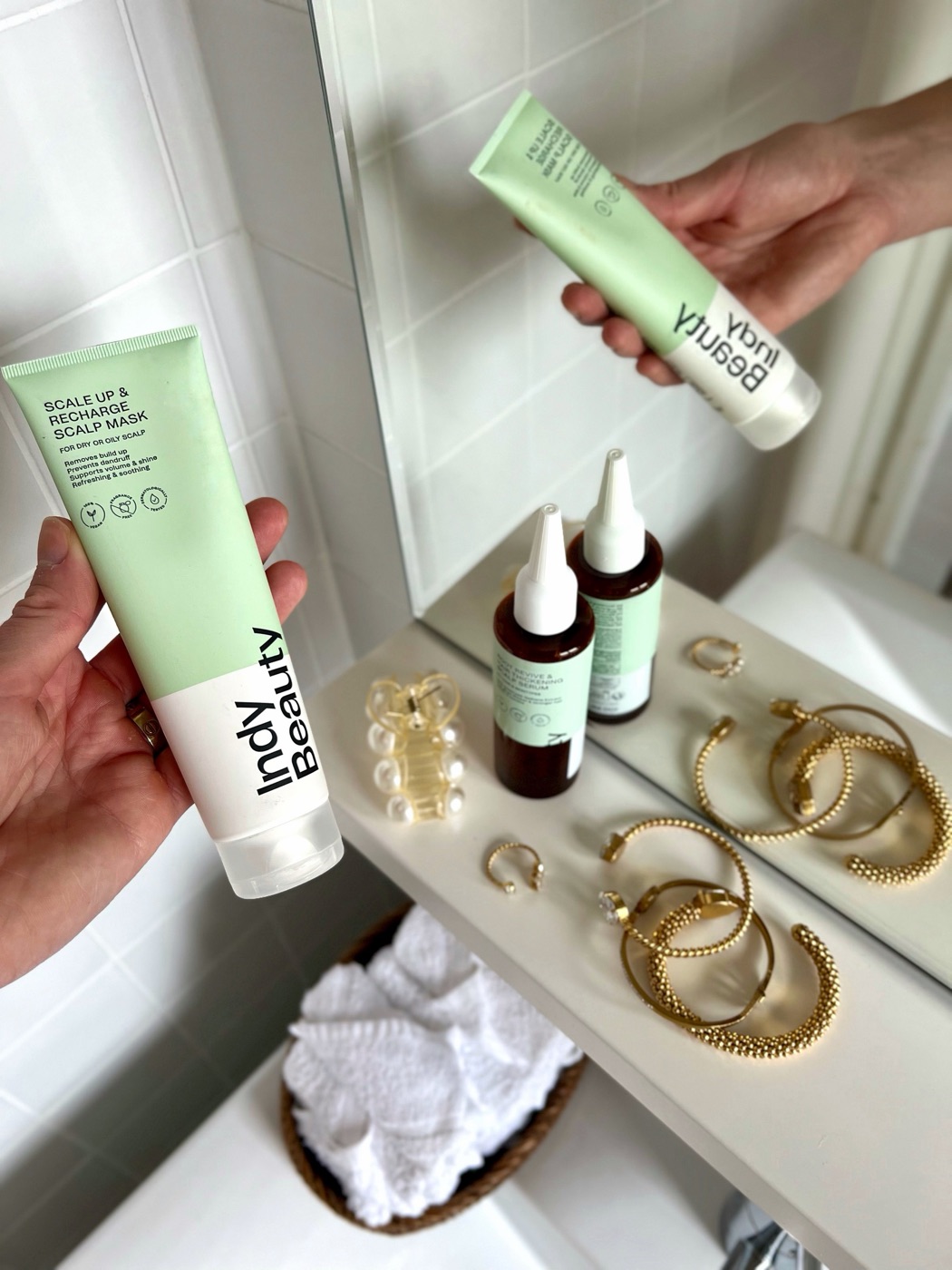 Tuber och serumflaskor från Indy Beauty stylade med guldsmycken